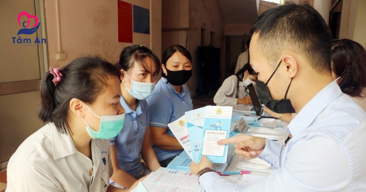 Chuyên viên hỗ trợ xã hội giúp đỡ cộng đồng