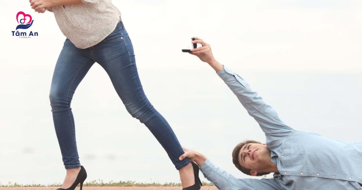 Lụy tình là gì? Không chỉ là sự đắm chìm mà là sự đánh mất chính mình.