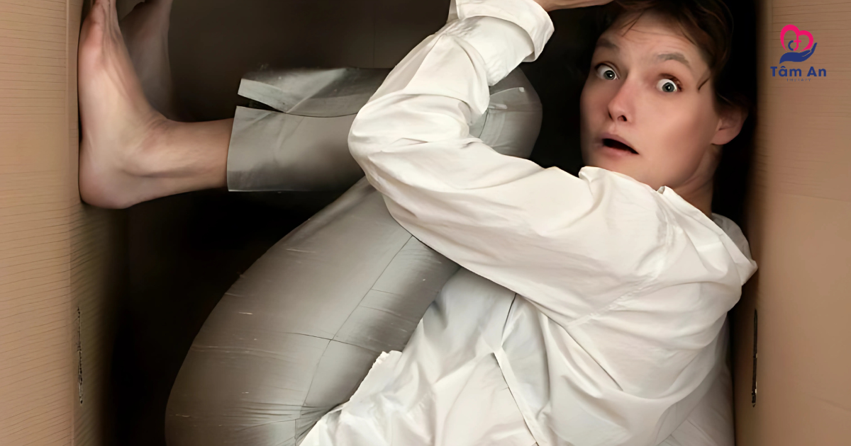 Claustrophobia là gì? Hội chứng lo âu đặc hiệu khi ở trong không gian hẹp