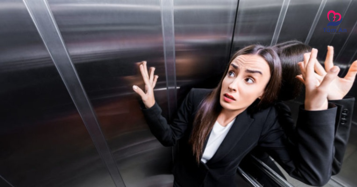 Triệu chứng có thể bao gồm tim đập nhanh, thở gấp, đổ mồ hôi và thậm chí ngất xỉu