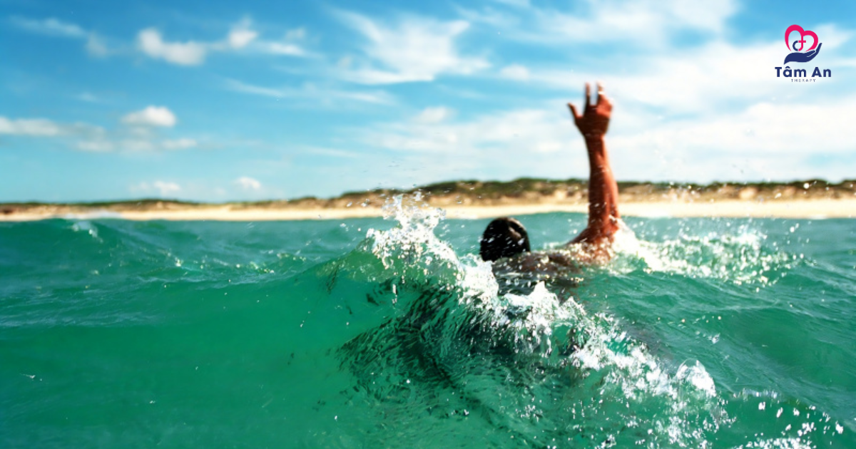 Nhận biết thalassophobia qua các triệu chứng thể chất, tâm lý và hành vi bất thường