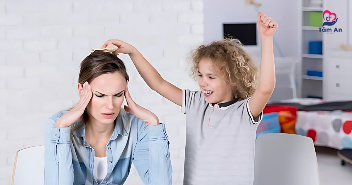 Tăng động và bốc đồng khó ngồi yên, nói quá mức, hành động thiếu kiểm soát.