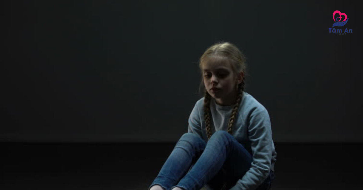 Nguyên nhân từ di truyền, tuổi thơ tiêu cực và môi trường sống kiểm soát quá mức