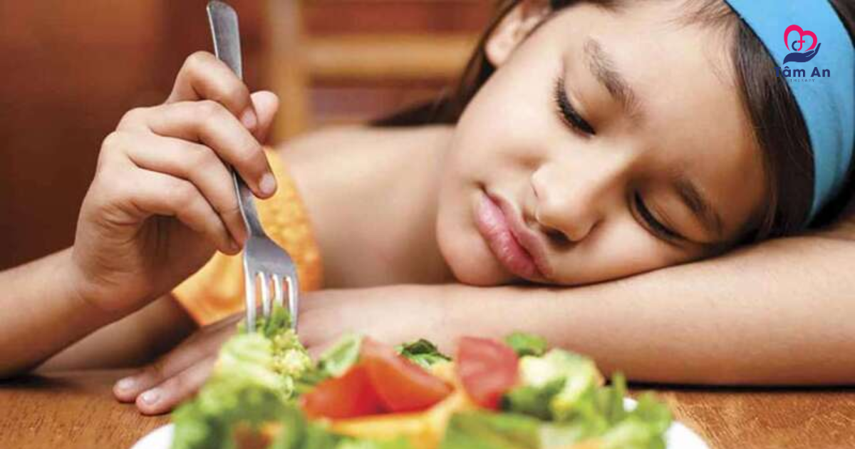 Ăn vụng, giấu thức ăn, nôn sau khi ăn, hành vi cảnh báo rối loạn ăn uống