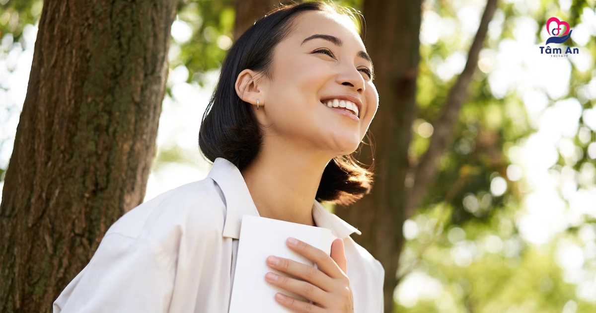 Kỹ thuật hít thở sâu, thiền và mường tượng tích cực giúp làm dịu phản ứng hoảng loạn do claustrophobia gây ra