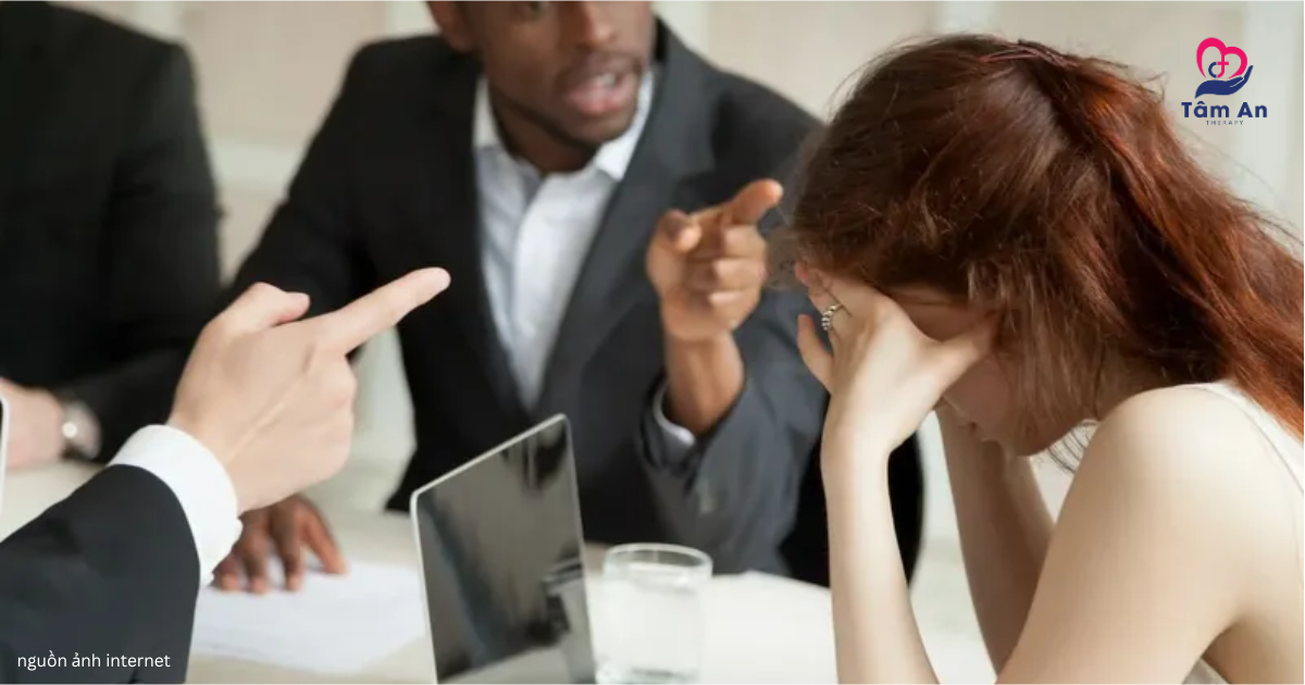 Áp lực tích tụ trong môi trường tiêu cực là mầm mống âm ỉ của sang chấn