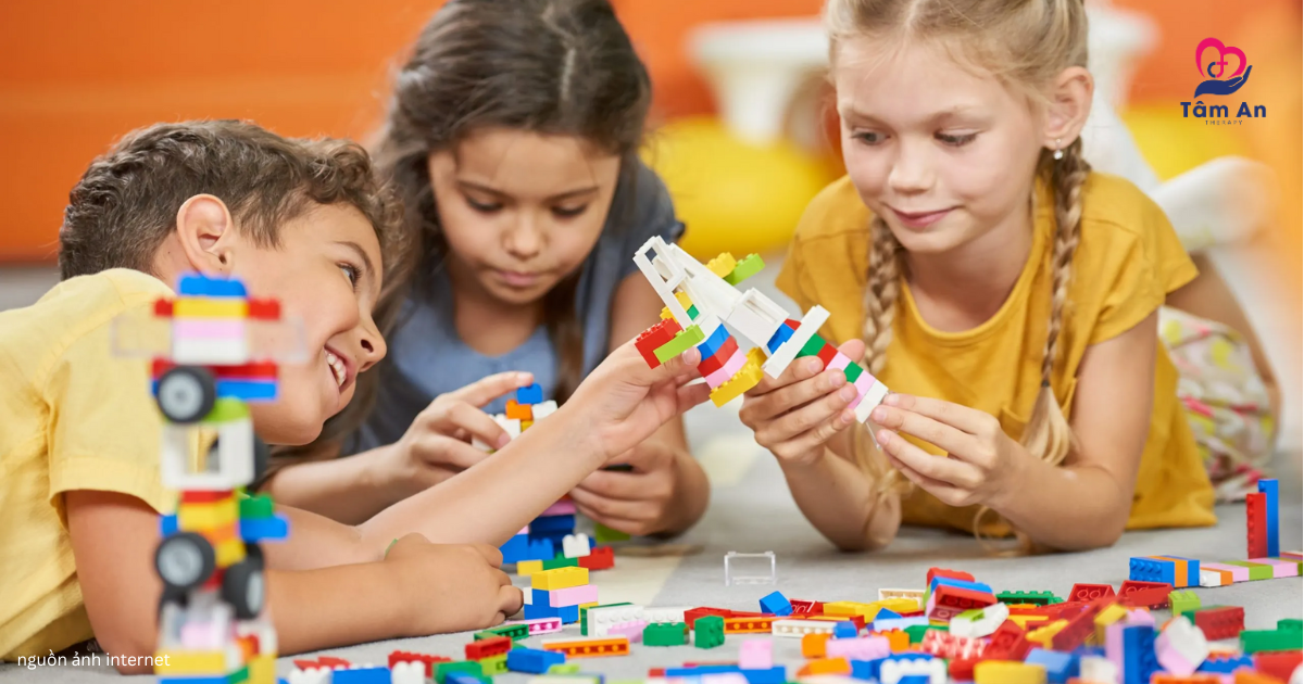 LEGO therapy là phương pháp sáng tạo giúp trẻ mắc Asperger học cách hợp tác và chia sẻ