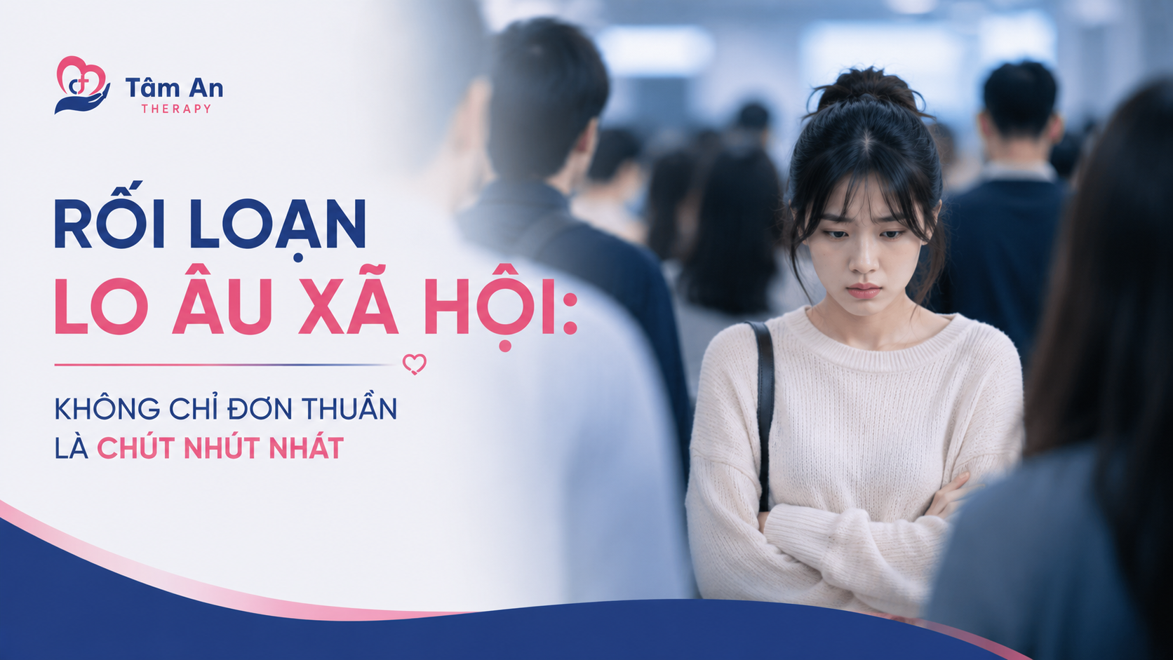# Rối Loạn Lo Âu Xã Hội: Không Chỉ Đơn Thuần Là Nhút Nhát **"Bạn không sợ con người. Bạn sợ cảm giác mình sẽ bị đánh giá."** Có những người rất muốn tham gia một buổi gặp mặt. Muốn phát biểu ý kiến trong cuộc họp. Muốn kết bạn, trò chuyện với một người mới. Thậm chí chỉ là gọi một cuộc điện thoại. Nhưng ngay trước khi làm điều đó, tim bắt đầu đập nhanh, lòng bàn tay đổ mồ hôi và trong đầu liên tục xuất hiện những suy nghĩ: > "Nếu mình nói sai thì sao?" > "Mọi người sẽ cười mình mất." > "Chắc họ nghĩ mình kỳ quặc." Và cuối cùng, họ chọn im lặng hoặc tìm cách tránh né. **Không phải vì họ không muốn giao tiếp.** Mà vì nỗi sợ bị đánh giá đã trở nên lớn hơn mong muốn được kết nối. Đó có thể là biểu hiện của **rối loạn lo âu xã hội (Social Anxiety Disorder)** – một vấn đề sức khỏe tâm thần thường bị nhầm lẫn với sự nhút nhát hoặc thiếu tự tin. --- # Rối loạn lo âu xã hội là gì? **Rối loạn lo âu xã hội** là tình trạng một người trải nghiệm sự sợ hãi hoặc lo âu đáng kể trong các tình huống xã hội, đặc biệt khi họ cảm thấy mình có thể bị người khác quan sát, đánh giá hoặc phán xét. Người mắc có thể lo rằng mình sẽ: * Nói điều gì đó sai. * Hành động vụng về hoặc ngượng ngùng. * Bị người khác cười nhạo. * Trở thành tâm điểm chú ý. * Làm người khác thất vọng. * Bị đánh giá tiêu cực. Một điểm đáng chú ý là người mắc có thể **nhận ra nỗi sợ của mình đang quá mức**, nhưng vẫn rất khó kiểm soát cảm giác lo âu. Vì vậy, rối loạn lo âu xã hội không đơn giản là: > "Nhút nhát một chút." --- # Nhút nhát và rối loạn lo âu xã hội khác nhau thế nào? Hồi hộp khi gặp người lạ, lo lắng trước một buổi thuyết trình hoặc cảm thấy ngượng khi đứng trước đám đông là những trải nghiệm rất bình thường. Ai cũng có thể từng trải qua chúng. Điểm khác biệt nằm ở **mức độ, thời gian và ảnh hưởng đến cuộc sống**. Một người nhút nhát có thể cảm thấy không thoải mái khi giao tiếp nhưng vẫn có thể tham gia khi cần thiết. Trong khi đó, người mắc **rối loạn lo âu xã hội** có thể cảm thấy nỗi sợ quá mạnh đến mức: * Né tránh các cuộc gặp gỡ. * Không dám phát biểu dù biết câu trả lời. * Từ chối cơ hội học tập hoặc công việc. * Khó bắt đầu hoặc duy trì các mối quan hệ. * Lo lắng rất lâu trước một sự kiện xã hội. * Liên tục suy nghĩ về những gì mình đã nói sau một cuộc trò chuyện. Khi nỗi sợ bắt đầu **hạn chế cuộc sống**, đó là lúc cần quan tâm nhiều hơn. --- # Những triệu chứng của rối loạn lo âu xã hội Các triệu chứng có thể xuất hiện ở cả **suy nghĩ, cảm xúc, cơ thể và hành vi**. ## 1. Lo sợ bị đánh giá Bạn thường xuyên nghĩ: > "Mọi người đang nhìn mình." > "Họ sẽ nghĩ mình ngu ngốc." > "Nếu mình nói sai thì sao?" > "Mình sẽ làm mọi người thất vọng." Những suy nghĩ này có thể xuất hiện trước, trong hoặc sau các tình huống giao tiếp. --- ## 2. Né tránh các tình huống xã hội Một số người có thể cố gắng tránh: * Phát biểu trước đám đông. * Gặp người lạ. * Đi dự tiệc. * Tham gia các hoạt động nhóm. * Gọi điện thoại. * Ăn uống trước mặt người khác. * Nói chuyện với cấp trên hoặc người có thẩm quyền. * Thuyết trình hoặc phỏng vấn. Né tránh giúp giảm lo âu **ngay lập tức**, nhưng về lâu dài có thể khiến nỗi sợ ngày càng mạnh hơn. --- ## 3. Các triệu chứng cơ thể Khi bước vào tình huống xã hội, cơ thể có thể xuất hiện: * Tim đập nhanh. * Run tay hoặc run người. * Đổ mồ hôi. * Đỏ mặt. * Khô miệng. * Căng cơ. * Buồn nôn hoặc khó chịu ở dạ dày. * Cảm giác đầu óc trống rỗng. Những phản ứng này có thể khiến người bệnh càng lo rằng người khác sẽ nhận ra mình đang lo lắng. Từ đó, lo âu lại càng tăng lên. --- # Vì sao rối loạn lo âu xã hội có thể kéo dài? Một trong những cơ chế quan trọng là **hành vi né tránh**. Hãy thử hình dung: **Sợ thuyết trình → tìm cách né tránh → cảm thấy nhẹ nhõm → não ghi nhận "né tránh giúp mình an toàn" → lần sau càng sợ hơn.** Ví dụ: Bạn rất sợ phát biểu trong cuộc họp. Lần đầu, bạn quyết định không nói. Ngay lập tức, cảm giác lo lắng giảm xuống. Não bộ có thể học được: > **"Không phát biểu = không bị đánh giá = an toàn."** Lần sau, nỗi lo xuất hiện mạnh hơn. Bạn tiếp tục né tránh. Và vòng lặp tiếp tục. Đó là lý do **né tránh có thể giúp bạn dễ chịu trong ngắn hạn nhưng lại duy trì nỗi sợ về lâu dài**. --- # Rối loạn lo âu xã hội có thể điều trị như thế nào? Tin tốt là **rối loạn lo âu xã hội có thể được cải thiện bằng các phương pháp điều trị phù hợp**. Một trong những hướng tiếp cận có nhiều bằng chứng là **Liệu pháp Nhận thức – Hành vi (CBT)**. Trong CBT, người bệnh có thể được hỗ trợ nhận diện: * Những suy nghĩ tiêu cực về bản thân. * Những dự đoán tiêu cực về phản ứng của người khác. * Các hành vi né tránh. * Những cách diễn giải quá mức về các tình huống xã hội. Sau đó, họ từng bước học cách nhìn nhận những tình huống này cân bằng và thực tế hơn. --- # Liệu pháp tiếp xúc giúp vượt qua nỗi sợ như thế nào? **Liệu pháp tiếp xúc (Exposure Therapy)** là một phương pháp thường được sử dụng trong điều trị các vấn đề lo âu, trong đó có lo âu xã hội. Nguyên tắc không phải là: > "Cứ ném người bệnh vào tình huống đáng sợ rồi bắt họ chịu đựng." Thay vào đó, việc tiếp xúc thường được **lập kế hoạch từng bước, có kiểm soát và phù hợp với khả năng của từng người**. Ví dụ, một người rất sợ giao tiếp có thể bắt đầu từ: **Bước 1:** Chào hỏi một người quen. ↓ **Bước 2:** Trò chuyện ngắn với đồng nghiệp. ↓ **Bước 3:** Đặt một câu hỏi trong nhóm nhỏ. ↓ **Bước 4:** Phát biểu ý kiến trong cuộc họp. ↓ **Bước 5:** Thuyết trình trước một nhóm đông người. Qua quá trình này, người bệnh có cơ hội học được rằng: > **"Mình có thể cảm thấy lo lắng mà vẫn thực hiện được điều mình muốn."** Và nếu có một sai sót xảy ra, họ cũng có thể học cách đối diện thay vì mặc định rằng sai sót đó sẽ dẫn đến những hậu quả nghiêm trọng. --- # CBT và liệu pháp tiếp xúc có thể được kết hợp Trong thực hành, **CBT và liệu pháp tiếp xúc** thường có thể được kết hợp trong một kế hoạch trị liệu phù hợp. CBT giúp người bệnh làm việc với những suy nghĩ và niềm tin liên quan đến sự đánh giá của người khác. Liệu pháp tiếp xúc giúp họ từng bước thay đổi cách phản ứng với những tình huống mà trước đây họ thường né tránh. Mục tiêu không phải biến một người hướng nội thành một người luôn thích giao tiếp. Mà là giúp họ **không còn bị nỗi sợ quyết định thay mình phải làm gì hoặc không được làm gì**. --- # Khi nào nên tìm kiếm sự hỗ trợ? Bạn nên cân nhắc tìm kiếm sự đánh giá từ chuyên gia tâm lý hoặc bác sĩ chuyên khoa nếu: * Nỗi sợ giao tiếp kéo dài và thường xuyên tái diễn. * Bạn liên tục né tránh các tình huống xã hội. * Lo âu ảnh hưởng đến học tập hoặc công việc. * Bạn bỏ lỡ các cơ hội vì sợ phải giao tiếp. * Bạn gặp khó khăn trong việc xây dựng hoặc duy trì các mối quan hệ. * Bạn thường xuyên tự trách hoặc suy nghĩ quá nhiều về những cuộc trò chuyện đã xảy ra. * Các triệu chứng cơ thể xuất hiện mạnh trong những tình huống xã hội. * Bạn cảm thấy cuộc sống của mình đang ngày càng bị thu hẹp vì nỗi sợ. Không cần đợi đến khi nỗi lo trở nên quá nghiêm trọng mới tìm kiếm sự hỗ trợ. --- # Bạn không cần phải trở thành một người khác để vượt qua lo âu xã hội Một người mắc rối loạn lo âu xã hội có thể rất thông minh, sáng tạo, hài hước và có nhiều điều muốn chia sẻ. Vấn đề không phải là họ **không có gì để nói**. Mà đôi khi, nỗi sợ: **"Người khác sẽ nghĩ gì về mình?"** đã khiến họ không dám nói điều mình thực sự muốn nói. Bạn không cần trở thành người hướng ngoại. Không cần lúc nào cũng tự tin. Không cần phải khiến tất cả mọi người thích mình. Điều quan trọng hơn là có thể **sống theo những điều mình coi trọng mà không để nỗi sợ bị đánh giá liên tục quyết định thay mình**. --- # Lời nhắn từ Tâm An Therapy Ai cũng có thể hồi hộp trước một buổi phỏng vấn, một bài thuyết trình hoặc lần đầu gặp một người mới. Đó là một phần bình thường của trải nghiệm con người. Nhưng nếu nỗi sợ bị đánh giá khiến bạn liên tục né tránh những điều mình muốn làm, ảnh hưởng đến công việc, học tập, các mối quan hệ hoặc chất lượng cuộc sống, đó có thể không còn là sự nhút nhát đơn thuần. **Rối loạn lo âu xã hội có thể được hỗ trợ và cải thiện.** Bạn không cần phải đợi đến khi hoàn toàn hết lo âu mới bắt đầu sống cuộc sống mình mong muốn. Đôi khi, hành trình thay đổi bắt đầu từ một bước rất nhỏ: **Dám làm điều bạn muốn, dù vẫn còn một chút sợ hãi.** Và nếu bạn cần một người đồng hành trong quá trình đó, tìm kiếm sự hỗ trợ chuyên môn không phải là dấu hiệu của yếu đuối. **Đó là một bước chủ động để chăm sóc sức khỏe tinh thần của chính mình.** --- ## Bộ SEO hoàn chỉnh | Hạng mục | Nội dung | | -------------------- | -------------------------------------------------------------------------------------------------------------------------------------------------------------------------------------------- | | **Focus Keyword** | **rối loạn lo âu xã hội** | | **SEO Title** | Rối Loạn Lo Âu Xã Hội: Triệu Chứng, Nguyên Nhân Và Cách Điều Trị | | **Slug** | `roi-loan-lo-au-xa-hoi` | | **Meta Description** | Rối loạn lo âu xã hội không đơn thuần là nhút nhát. Tìm hiểu dấu hiệu, nguyên nhân và các phương pháp điều trị như CBT, liệu pháp tiếp xúc. | | **Từ khóa phụ** | rối loạn lo âu xã hội là gì, triệu chứng rối loạn lo âu xã hội, lo âu xã hội, chứng sợ xã hội, social anxiety disorder, điều trị rối loạn lo âu xã hội, CBT lo âu xã hội, liệu pháp tiếp xúc | | **Search Intent** | Informational | | **ALT ảnh** | Rối loạn lo âu xã hội và nỗi sợ bị người khác đánh giá | | **H1** | Rối Loạn Lo Âu Xã Hội: Không Chỉ Đơn Thuần Là Nhút Nhát